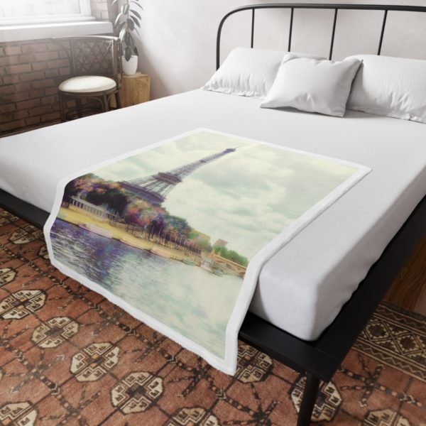 Tour Eiffel Plush Fleece Blanket - Image 4